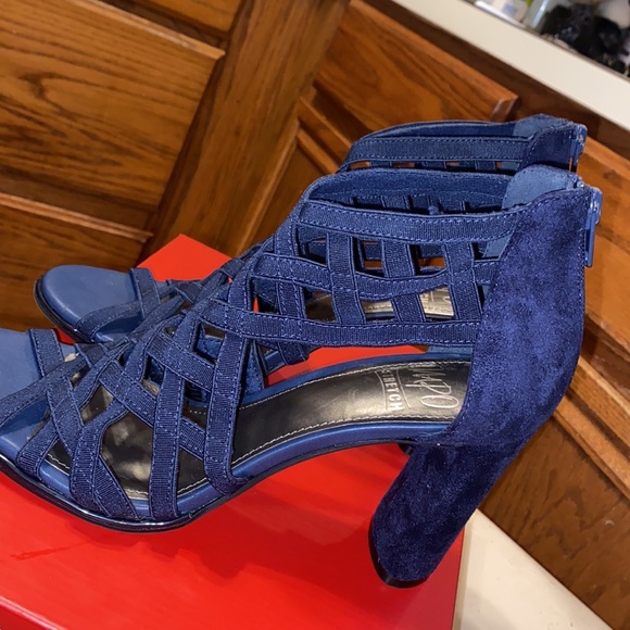 TANY  navy blocked heels size 7m NWT - Picture 6 of 10